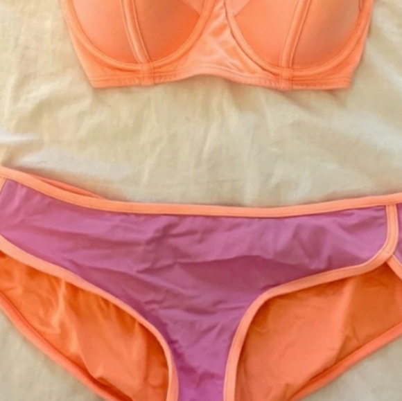 Bikini - Picture 2 of 2